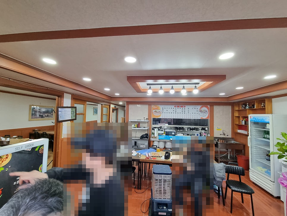 키오스크 설치 후 사용 방법을 안내하는 음식점 현장