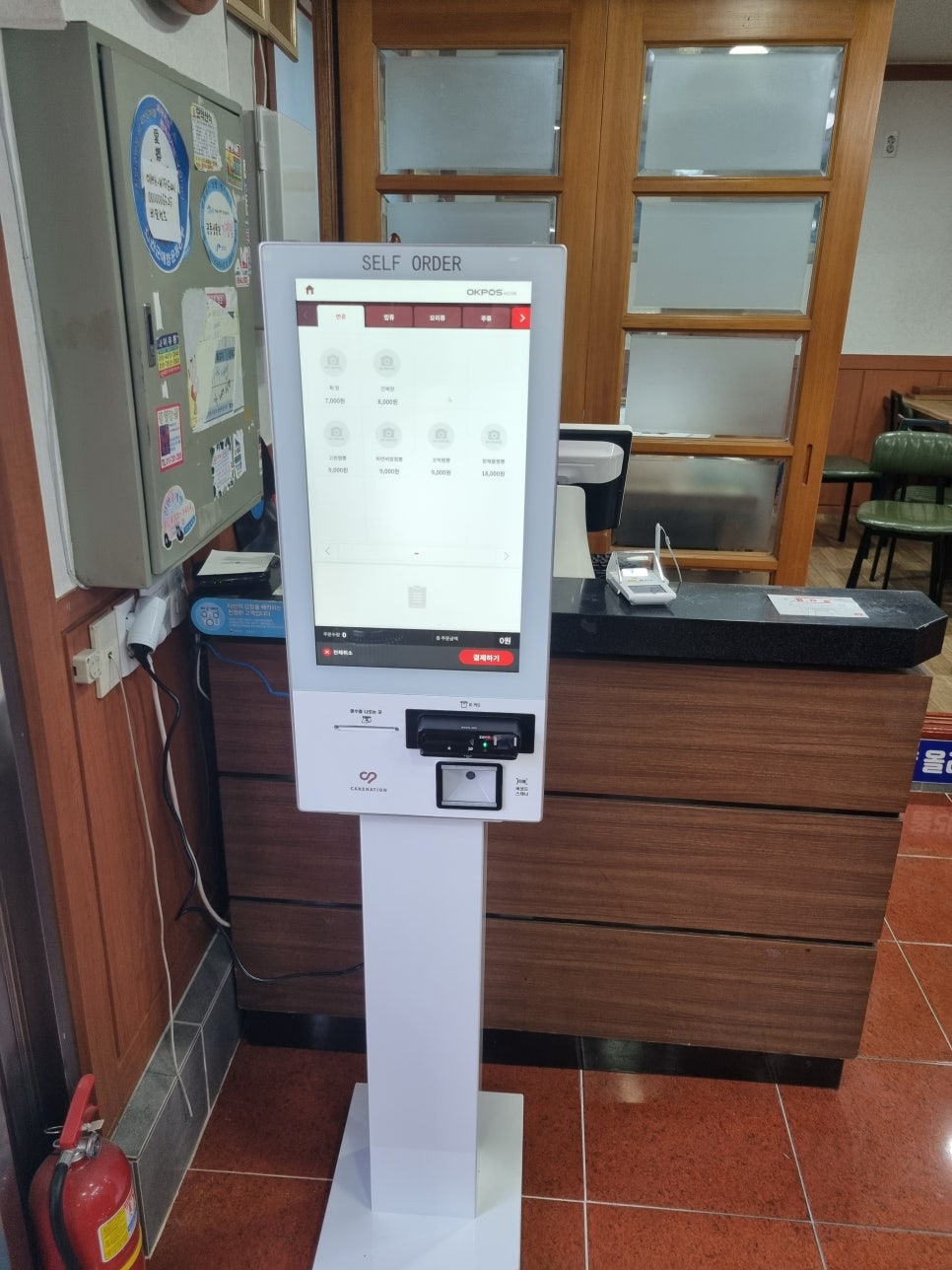 평택 음식점 카운터 앞에 설치된 스탠드형 키오스크